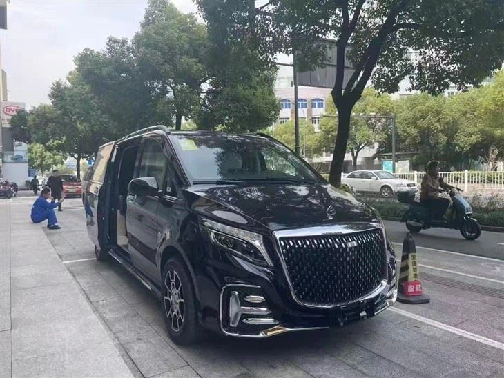 V-class Modified Maybach Surround